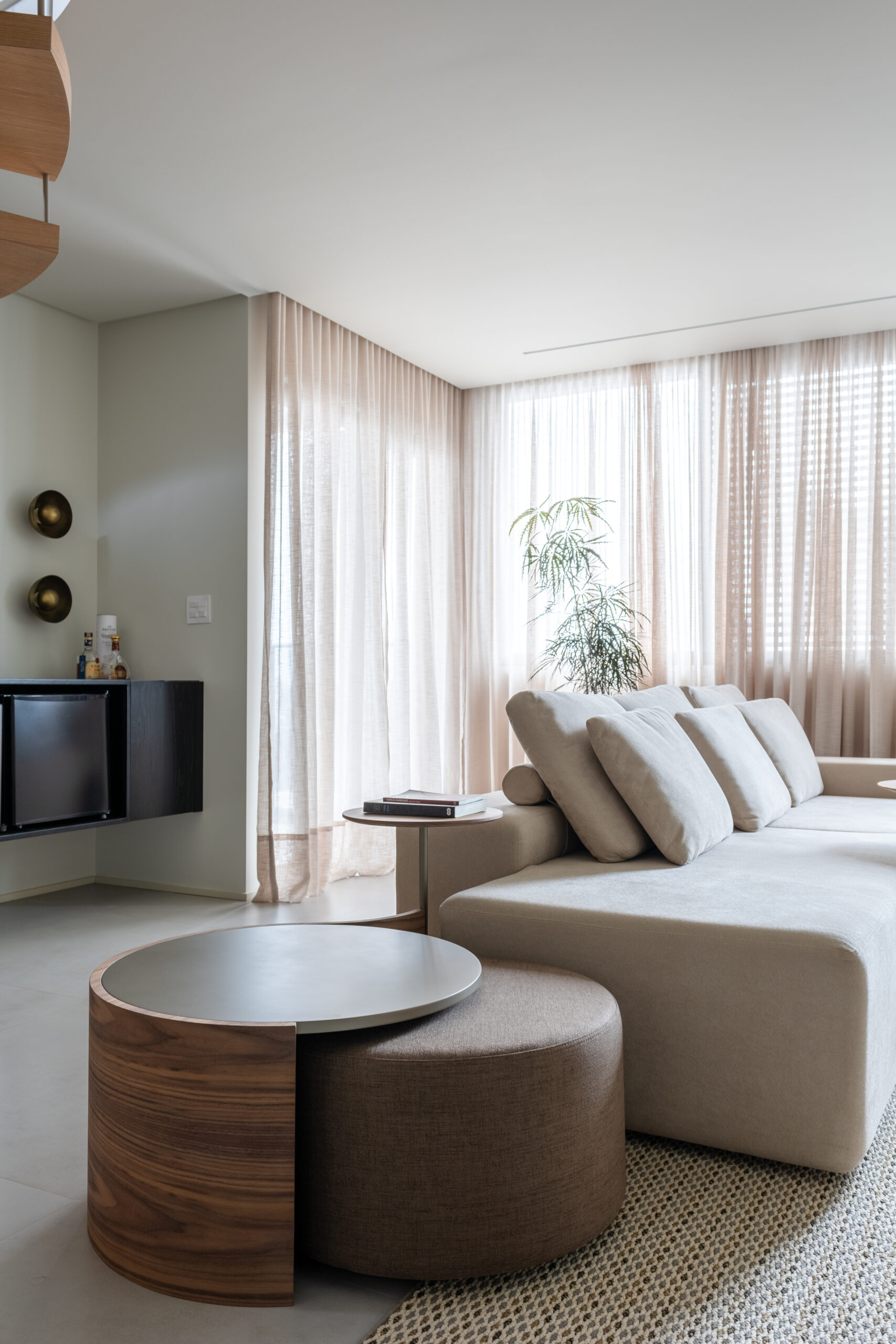 mesa-auxiliar-serifa-dopo-studio-fabricio-ronca-1