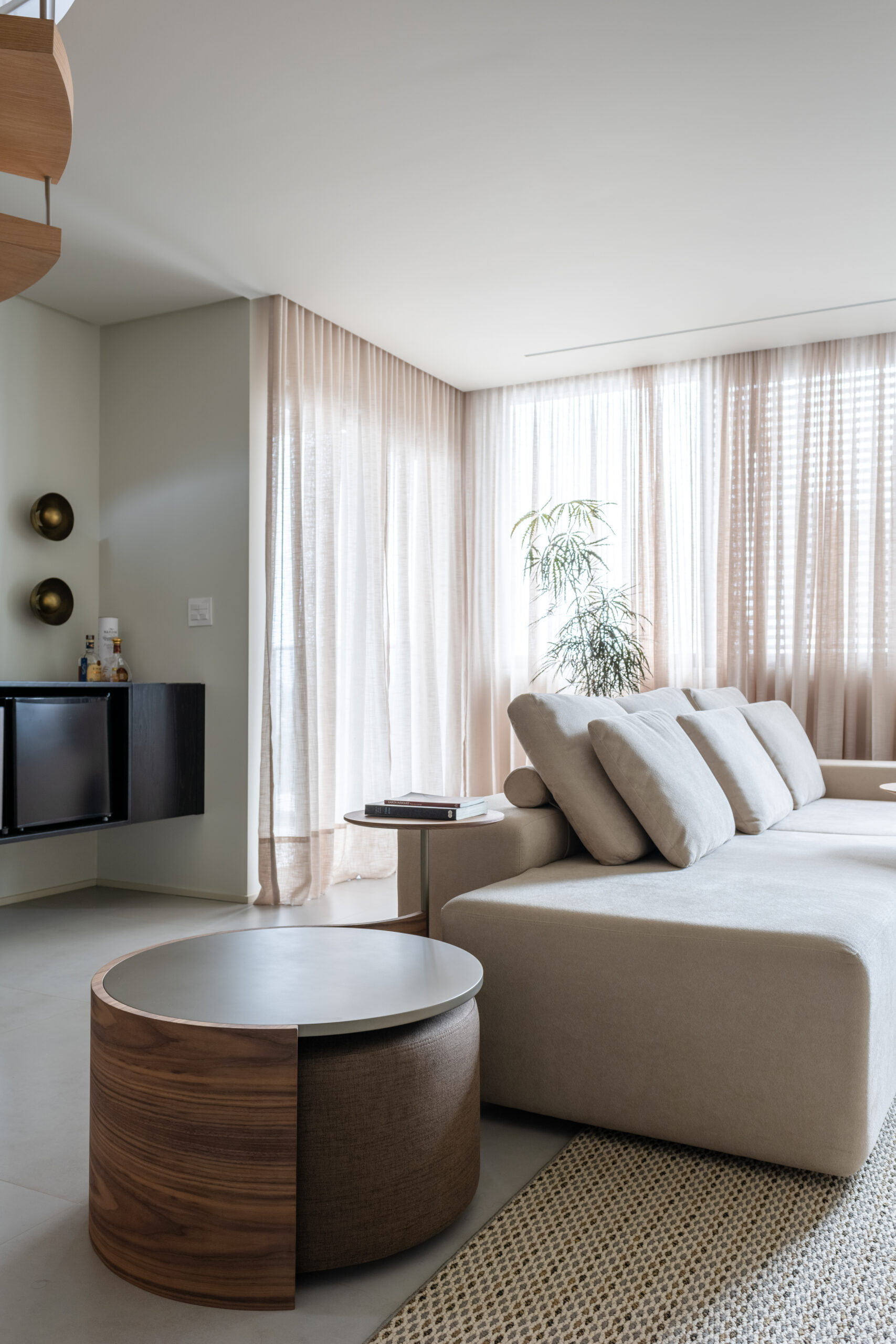 mesa-auxiliar-serifa-dopo-studio-fabricio-ronca-2