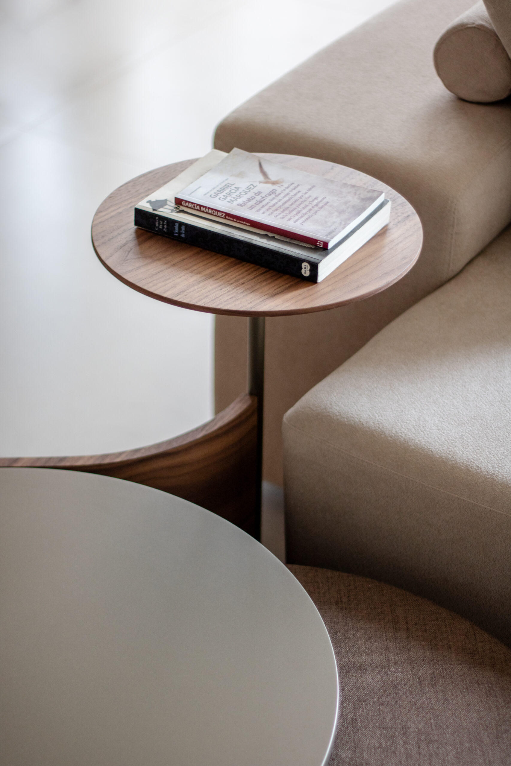 mesa-auxiliar-serifa-dopo-studio-fabricio-ronca-4